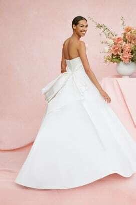 Carolina Herrera-2020 ősz-menyasszonyi hét-esküvői ruha-gyöngy-díszítésű hát