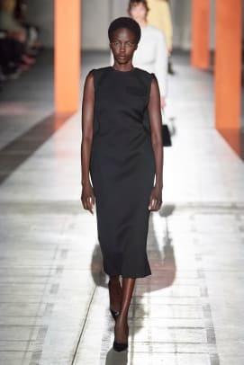 Модна накидка-кокон Prada осінь 2023 року на Тижні моди в Мілані