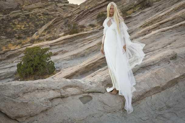 savannah-miller-alexandra-cape-svatební šaty