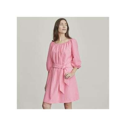 ροζ φόρεμα της Ελίζαμπεθ Τζέιμς