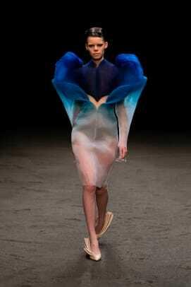 Look 01 - Iris van Herpen Couture - SS21 " Atdzimšanas saknes" - fotografējis Gio Staiano - sēņu sēnes