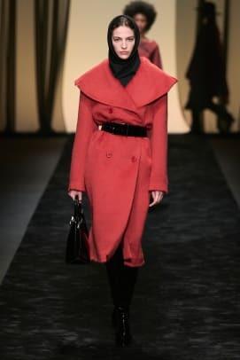 Модні капюшони Alberta Ferretti на Тижні моди в Мілані осінь 2023
