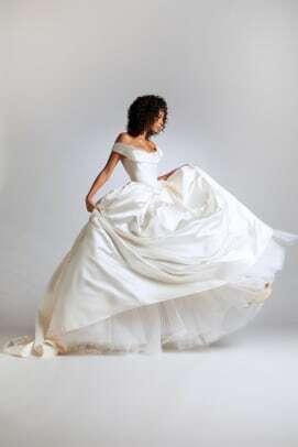 Vivienne-Westwood-svadobné-2021-svadobné šaty-Look_18_BagatelleDressFullButtons_VestaPetticoat