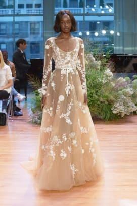 monique-lhuillier-свадебное-платье-цветочные-украшения-осень-2017.jpg