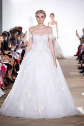 ines-di-santo-svatební-podzim-2020-svatební šaty-mimo-rameno