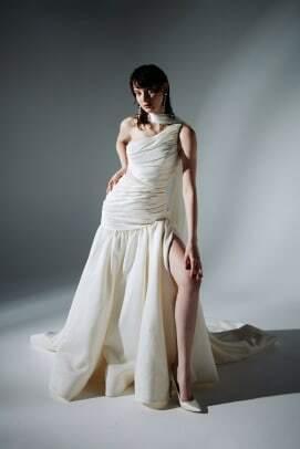sebastian-luke-fall-2023-svatební-šaty-13