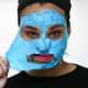Доктор Денніс Грос, гіалуронова морська зволожуюча моделююча маска, 46 доларів, доступна в Sephora: Єдина «гумова» маска групи (тобто вона починається як порошок Ви змішуєте з водою, щоб утворити гумовий шар, який набагато товщі, ніж інші формули), цей яскраво-синій відбір мав для Хлої якість «желе-слизу», але... в хорошому сенсі. З гіалуроновою кислотою та морськими водоростями ця зволожуюча маска залишає шкіру відчутною, не роздягнутою, коли ви її знімаєте. Хлої також сподобався практичний акт «наукового експерименту», коли вона готувала маску у мисці, що додається, перш ніж розгладити її над шкірою. 