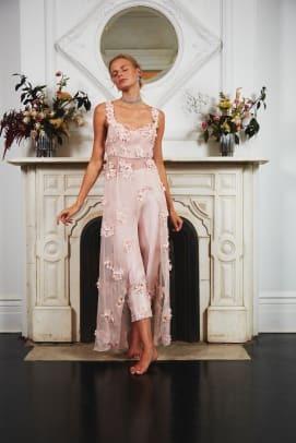 sahroo-brude-efterår-2020-bryllup-pink-blomster-kjole-bukser