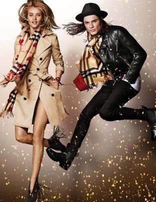 Роузи Хънтингтън-Уайтли и Джеймс Бей в празничната кампания на Burberry, заснет от Марио Тестино.jpg