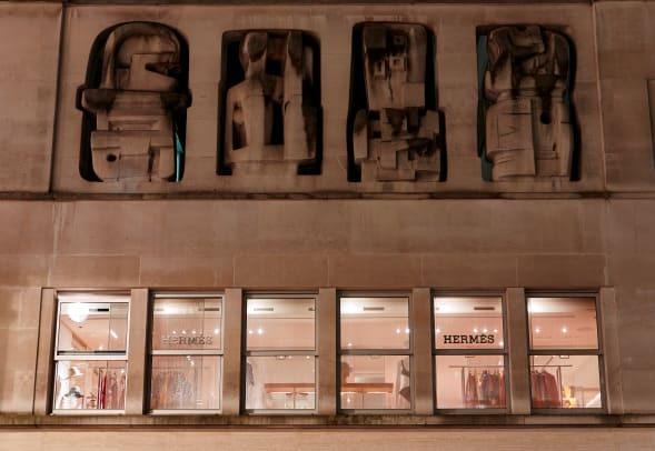 Hermèsi uus võlakirjade tänav Henry Moore Frieze.jpg