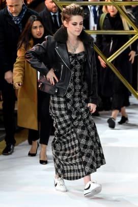 Kristen Stewart Chanel Kleid Nike Cortez Schuhe