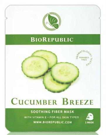 BioRepublic Gurkenbrise Beruhigende Tuchmaske, $ 4,99, erhältlich bei BioRepublic. " Das ist die erste Gurkenmaske, in die ich mich verliebt habe. Es ist ehrlich gesagt perfekt und sehr sanft, also ideal für empfindliche Haut. Ich werfe ein paar davon in den Kühlschrank, um an heißen Tagen ein zusätzliches Kühlgefühl zu haben."