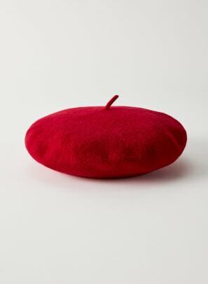aritzia赤い帽子