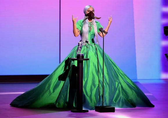 เลดี้ กาก้า สวมชุดคริสโตเฟอร์ จอห์น โรเจอร์ส การยอมรับ MTV VMAs 2020